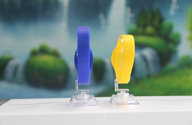 Advantages of using silicone wristband material