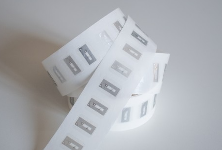 Briefly describe several important requirements in the design of UHF RFID tag antennas