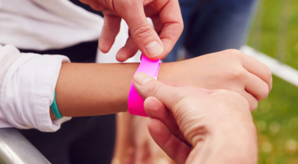 RFID adhesive labels are a type of label that combines adhesive labels and radio frequency